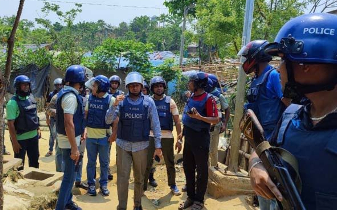 নারী পুলিশ সদস্যকে ইভটিজিং করল রোহিঙ্গা যুবক